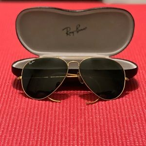 Large Ray-Bans aviator style.